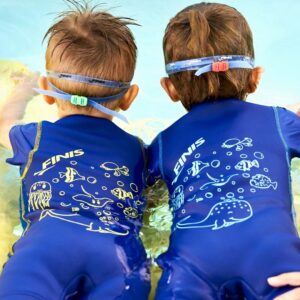 Traje térmico FINIS Jr Cozy Swimmer en uso